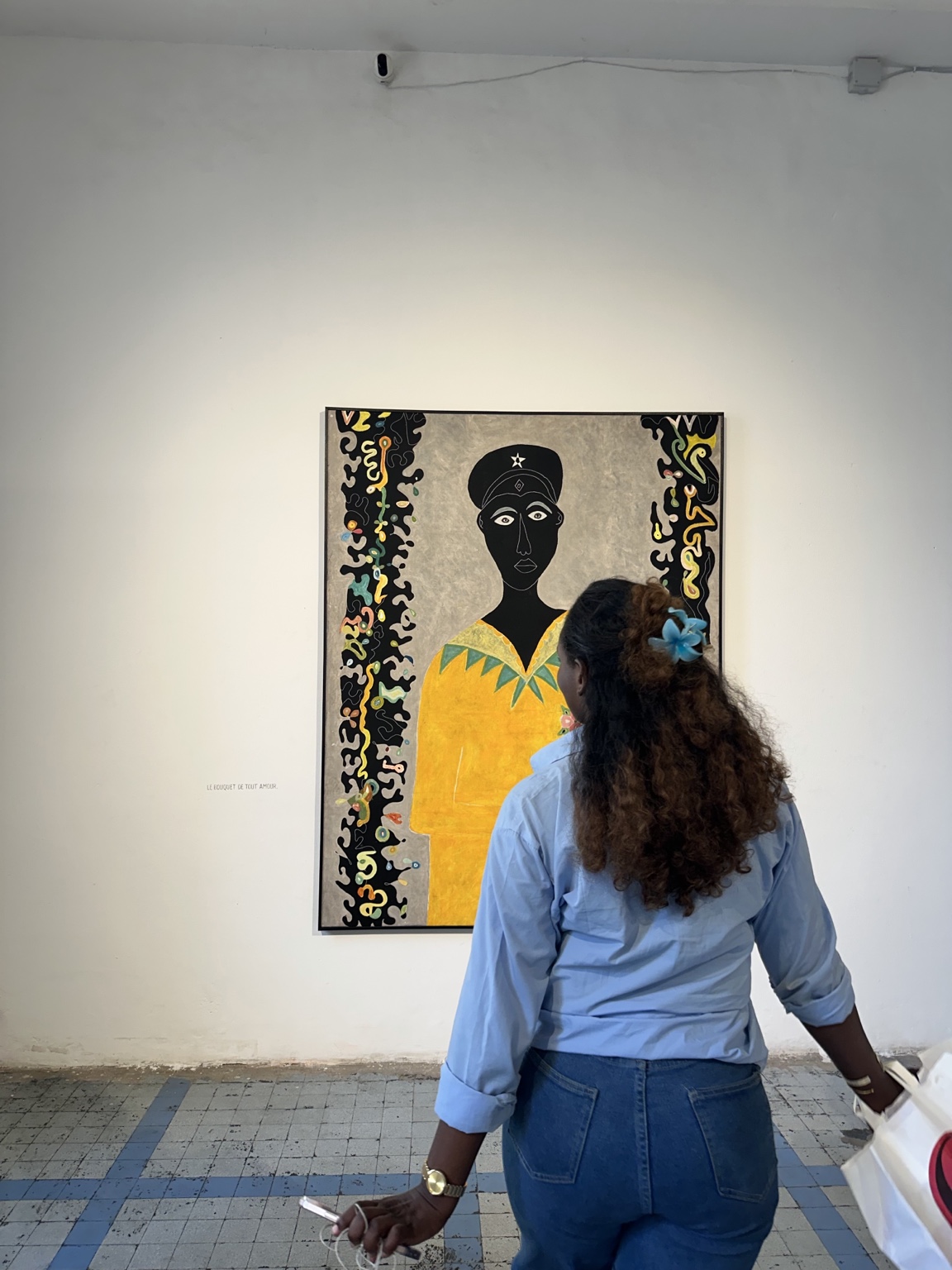 Fatima devant une œuvre d'art